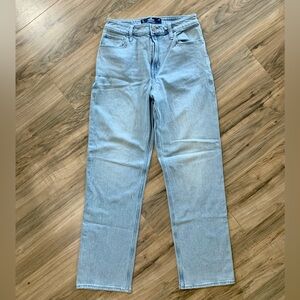 Hollister Light wash dad jeans high rise. Size 6 long. Excellent condition